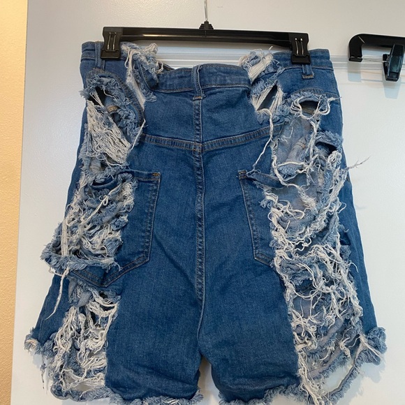 Cup up Shorts - Picture 1 of 2